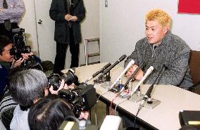 PL home run king Nakamura gets 300 million yen